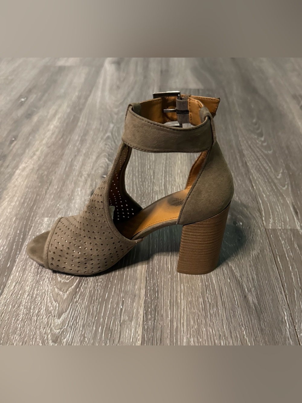 Universal Thread Women’s Olive Taupe Suede Perforated Block Heel Sandal Size 8